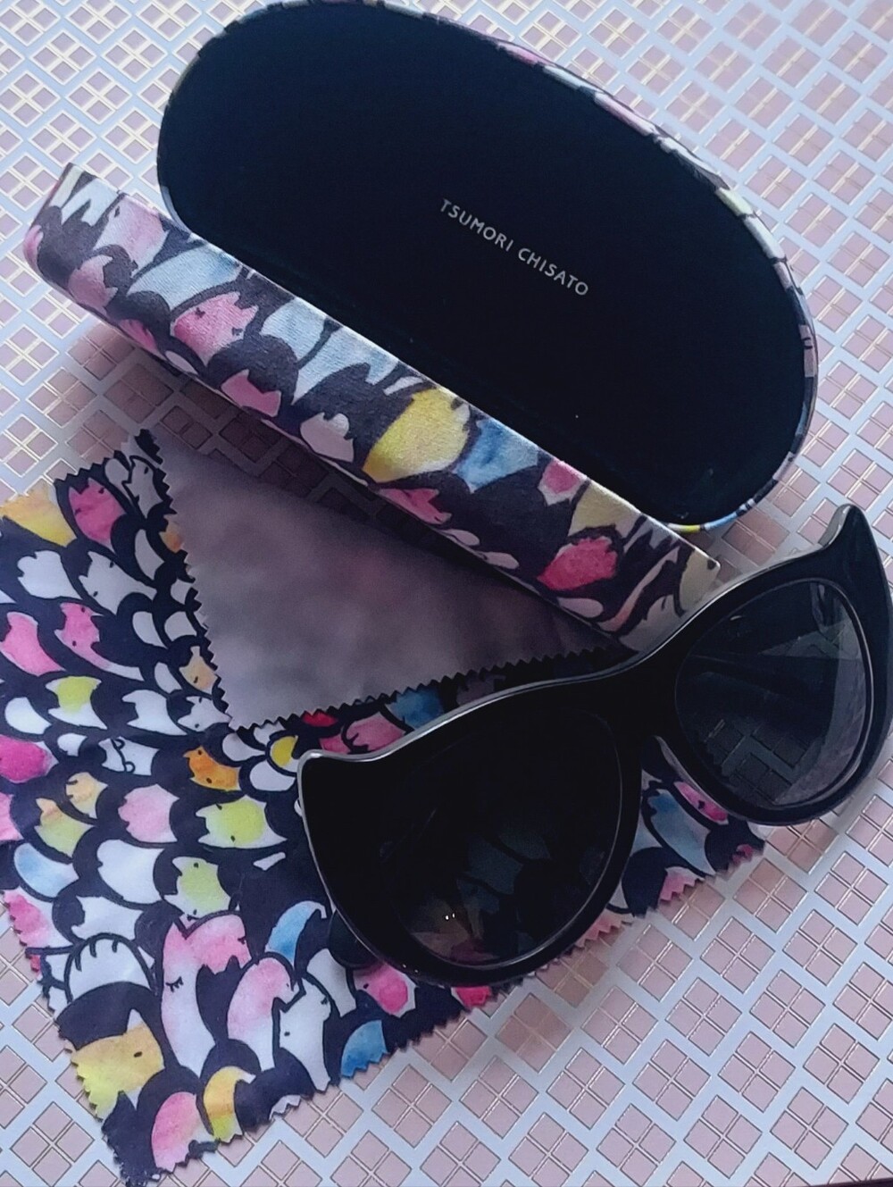 Tsumori Chisato Black Sunglasses with cats pattern colorful Case box cloth set - Picture 4 of 16